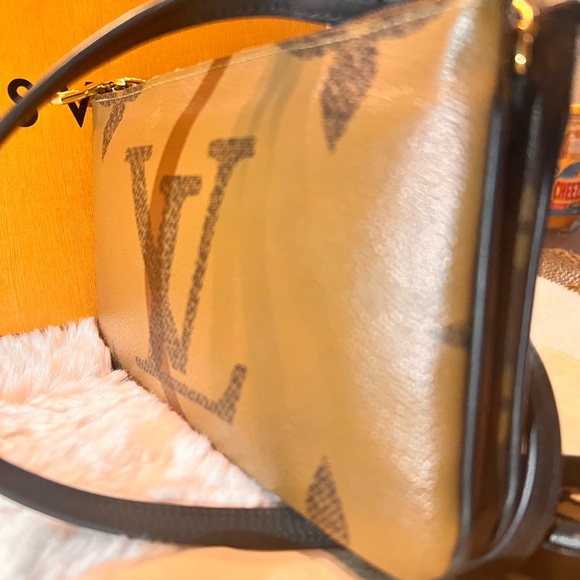 Double Zip Pochette Reverse Monogram Giant LV sling - Picture 6 of 13